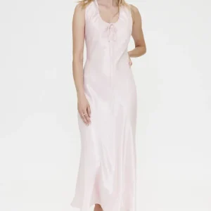 Vestido largo rosa satinado