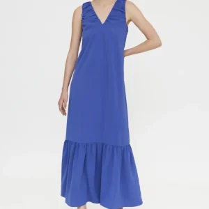 Vestido largo azul con escote pico