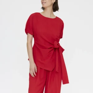 Top rojo con detalle lazado