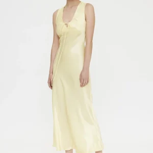 Vestido largo amarillo claro satinado