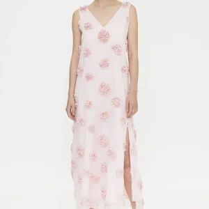Vestido largo rosa con detalle floral