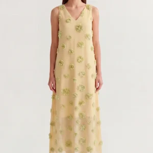 Vestido largo amarillo con detalle floral