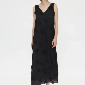 Vestido largo negro con detalle floral