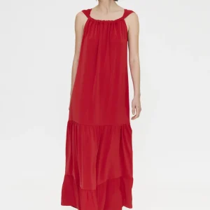 Vestido largo rojo con escote redondo