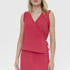 Top fucsia con escote pico