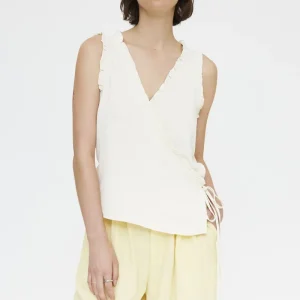 Top blanco roto con escote pico