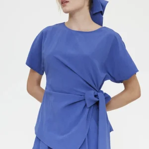 Top azul con detalle lazado
