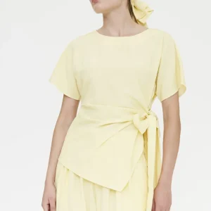 Top amarillo claro con detalle lazado