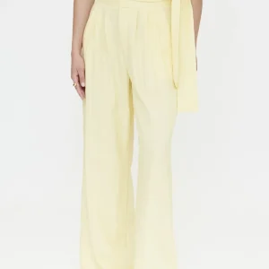 Pantalón amarillo claro fluído