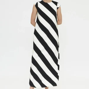 Vestido largo con estampado de rayas diagonales negro y blanco