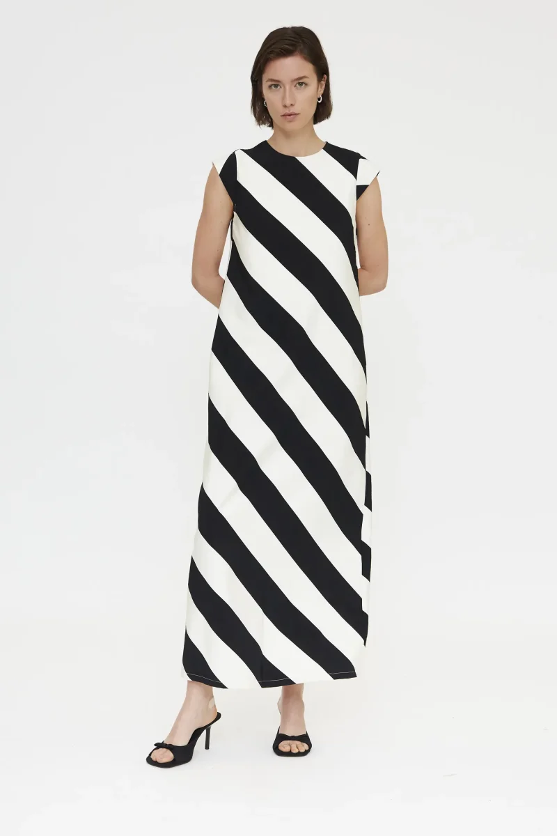 Vestido largo con estampado de rayas diagonales negro y blanco - Imagen 2