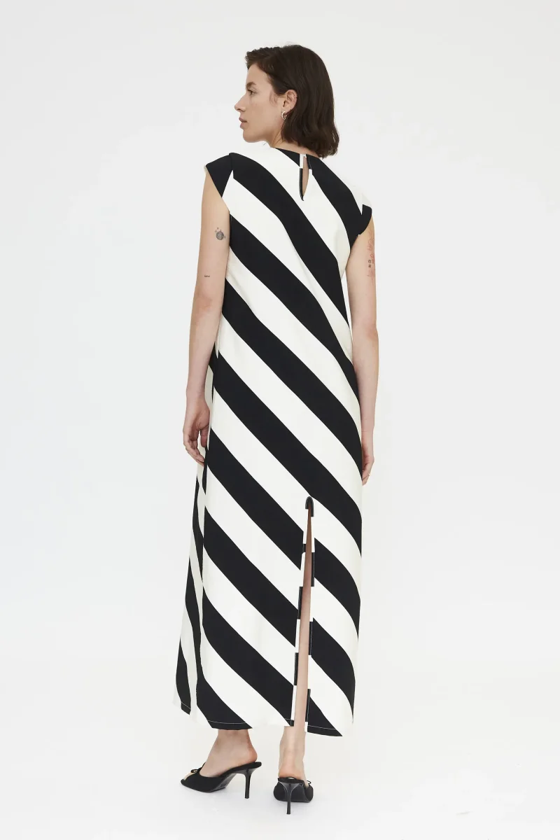 Vestido largo con estampado de rayas diagonales negro y blanco - Imagen 4