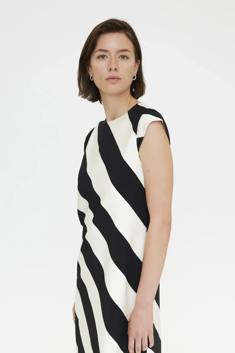 Vestido largo con estampado de rayas diagonales negro y blanco - Imagen 5