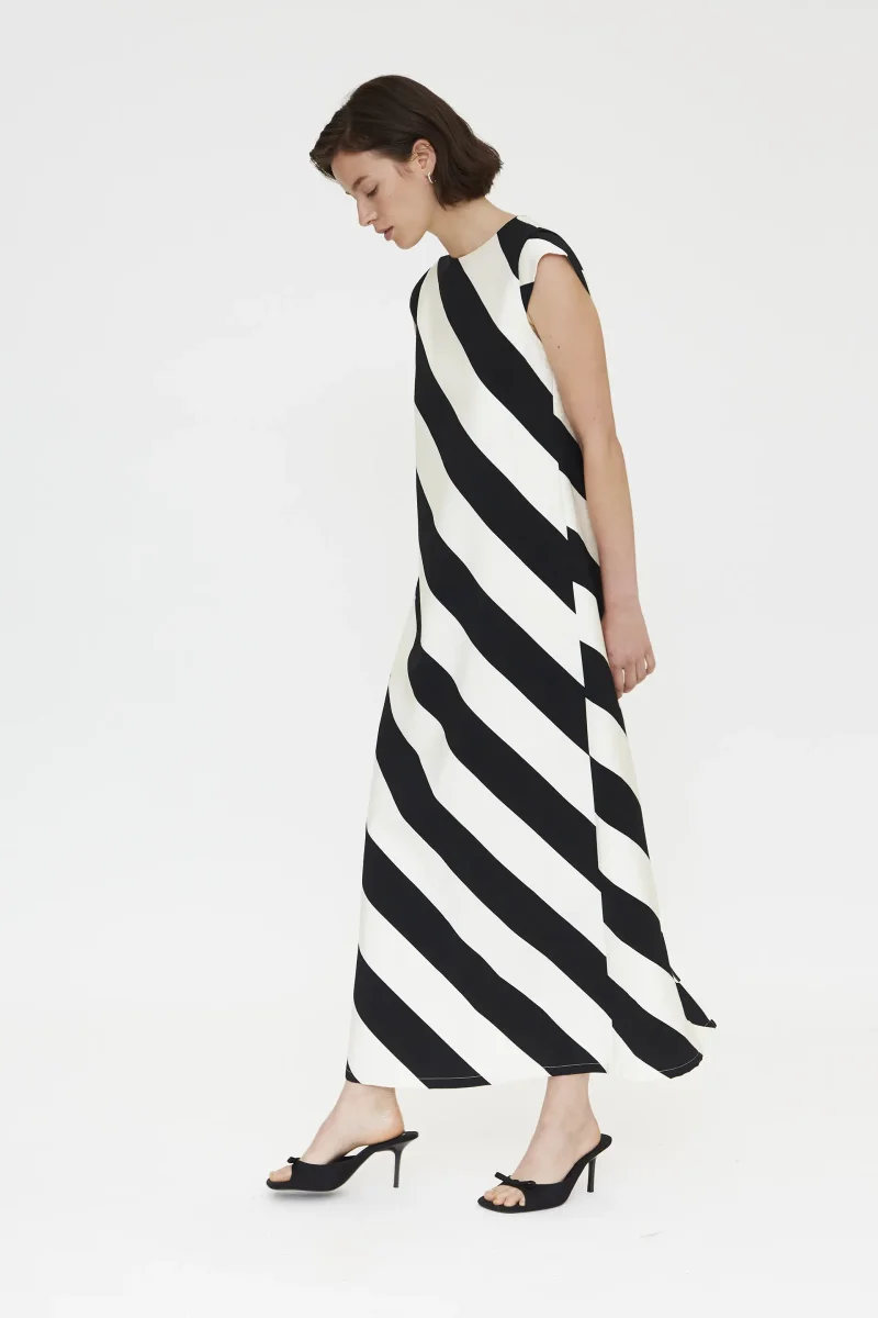 Vestido largo con estampado de rayas diagonales negro y blanco - Imagen 6