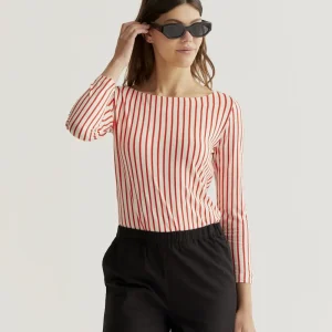 Camiseta con estampado de rayas rojas