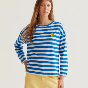 Camiseta con estampado de rayas azules con bordado de corazón