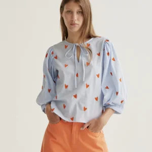 Top con bordado de corazones