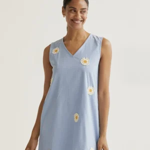 Vestido corto con bordado de margaritas