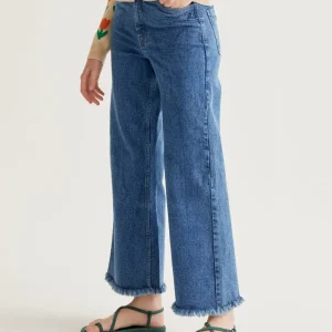 Pantalón vaquero azul con con bajo raw-cut