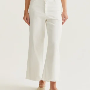 Pantalón vaquero blanco con bajo raw-cut