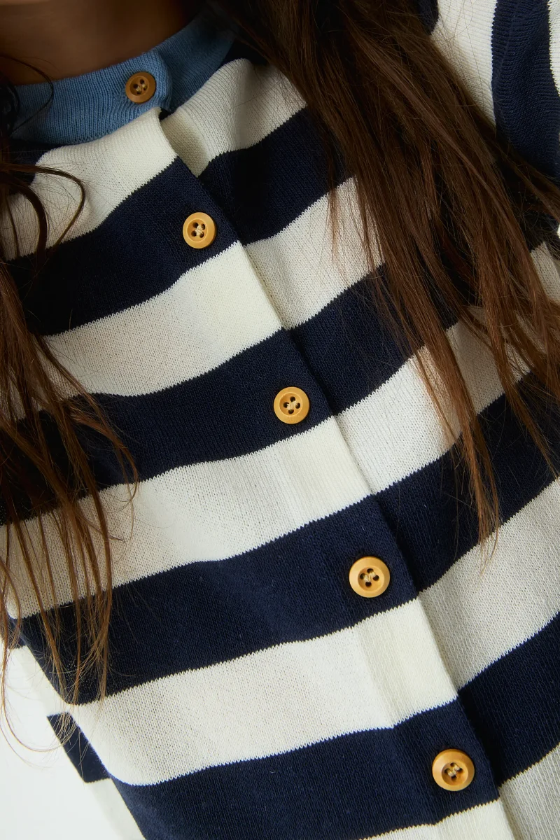 Cárdigan de niña con estampado con rayas blanco y azul - Imagen 4