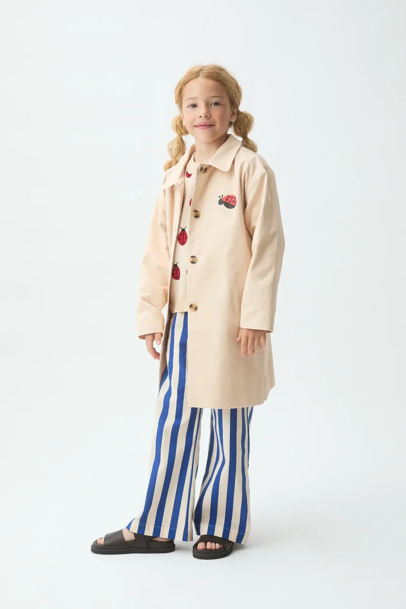 Gabardina de niña con print de Mariquita