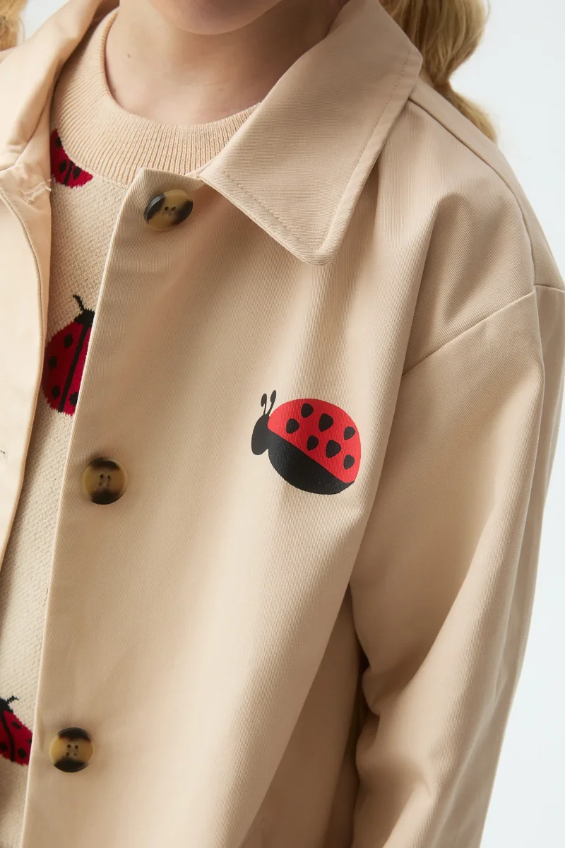 Gabardina de niña con print de Mariquita - Imagen 4