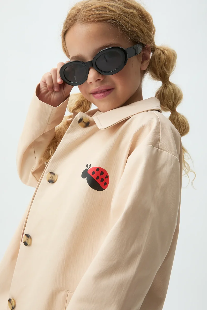 Gabardina de niña con print de Mariquita - Imagen 5