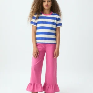 Camiseta de niña con estampado de rayas azul y blanca