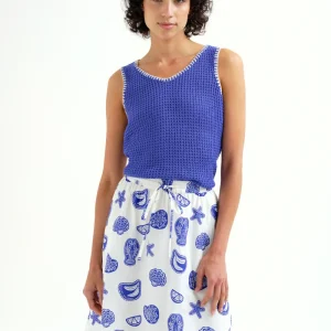 Top punto calado azul con detalles bordados en blanco