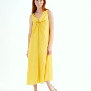 Vestido largo amarillo con detalle anudado