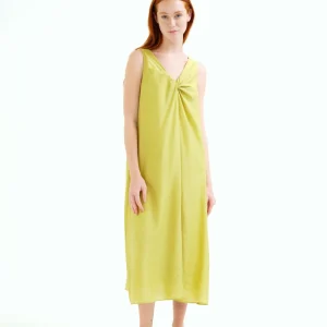 Vestido largo verde con detalle anudado