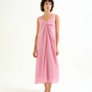 Vestido largo rosa con detalle anudado