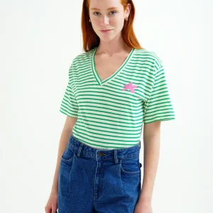 Camiseta con estampado de rayas blanco y verde