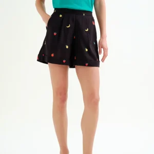 Shorts 100% algodón negro con bordado de Ensalada de frutas