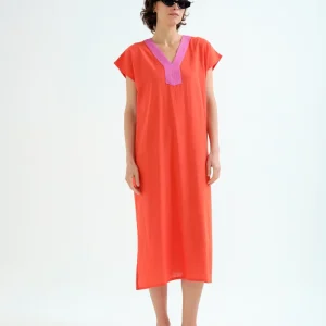 Kaftan largo naranja con escote rosa