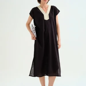Kaftan largo negro con escote blanco