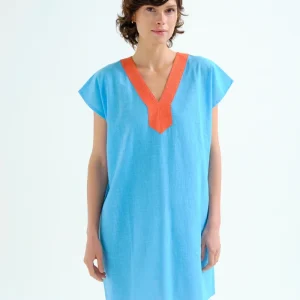 Kaftan corto azul con escote naranja