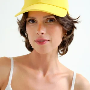 Gorra amarilla con bordado de flor azul