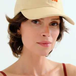 Gorra beige  con bordado de elefante rojo
