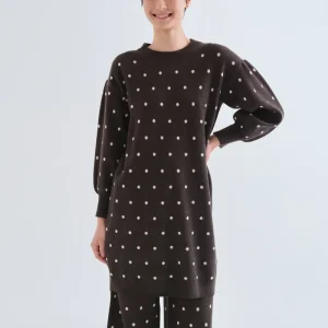 Vestido corto verde con estampado de puntos blancos pequeños