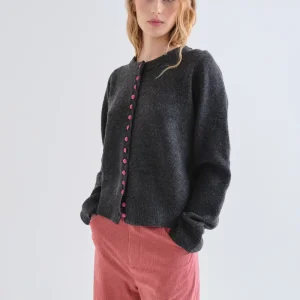 Cárdigan gris oscuro con botones rosa