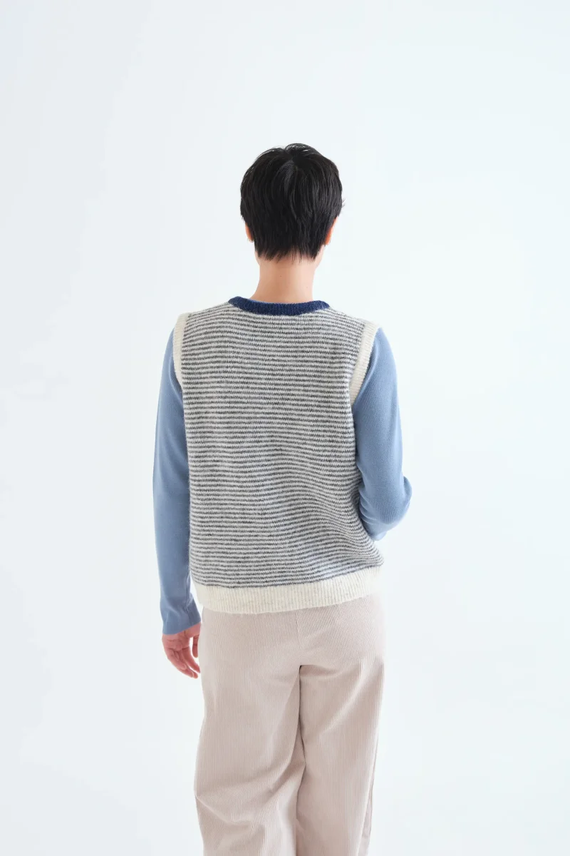 Chaleco de punto con estampado de rayas azul marino y blanco - Imagen 3