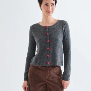 Cárdigan gris oscuro con botones de corazón rojo