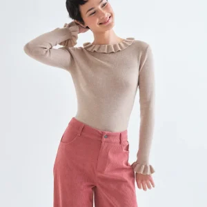 Top con volantes de punto beige