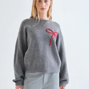 Jersey punto gris con detalle de lazo rojo