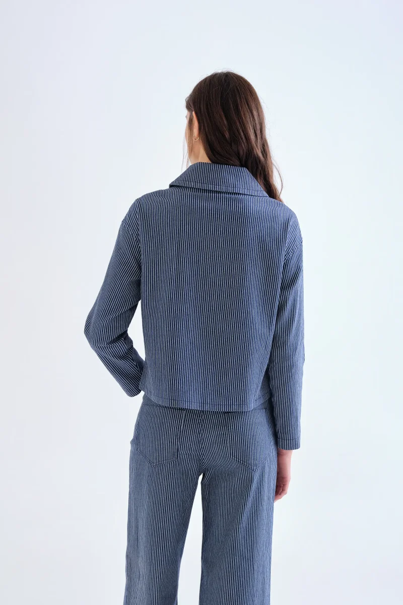 Chaqueta vaquera con rayas azul y detalles de corazón multicolor - Imagen 3