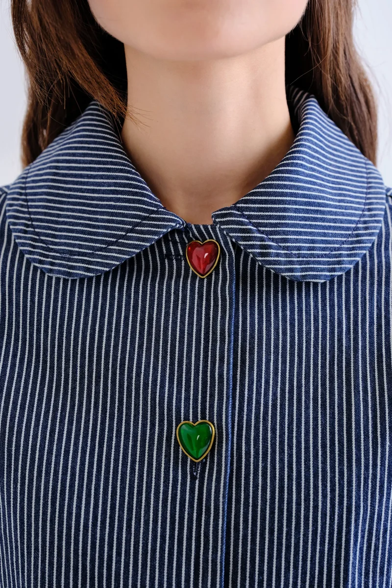 Chaqueta vaquera con rayas azul y detalles de corazón multicolor - Imagen 4