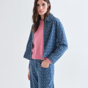 Chaqueta vaquera azul con estampado de corazones