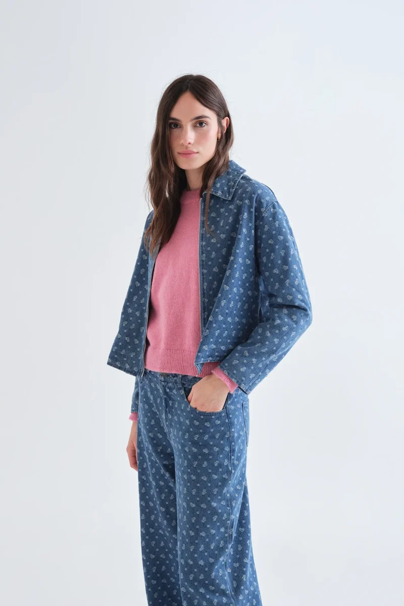 Chaqueta vaquera azul con estampado de corazones - Imagen 2
